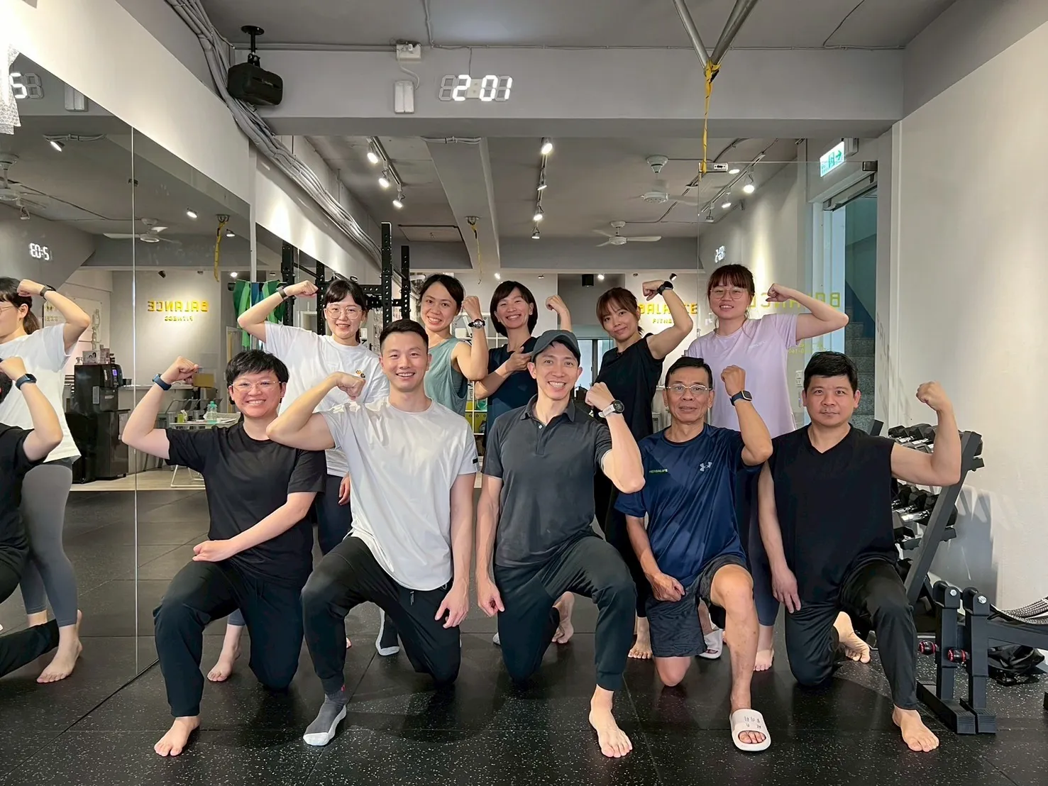 健身房內，多位夥伴合照並向鏡頭揮手